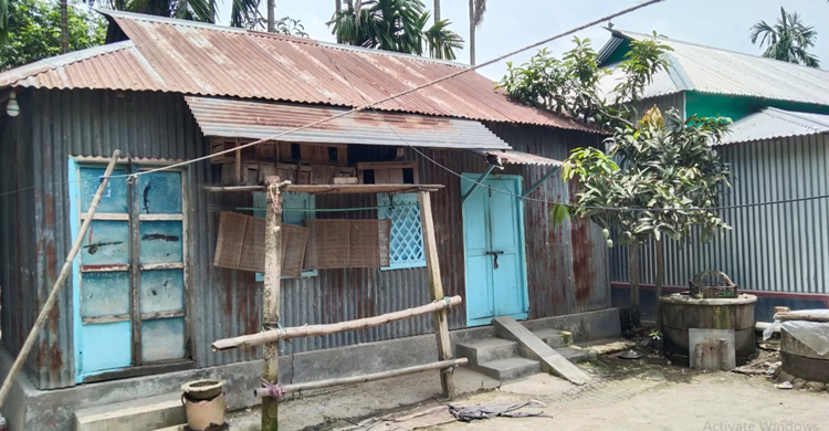 ছেলে মেয়ে উধাও, গ্রেফতার ভয়ে বাড়ি ছাড়া ছ